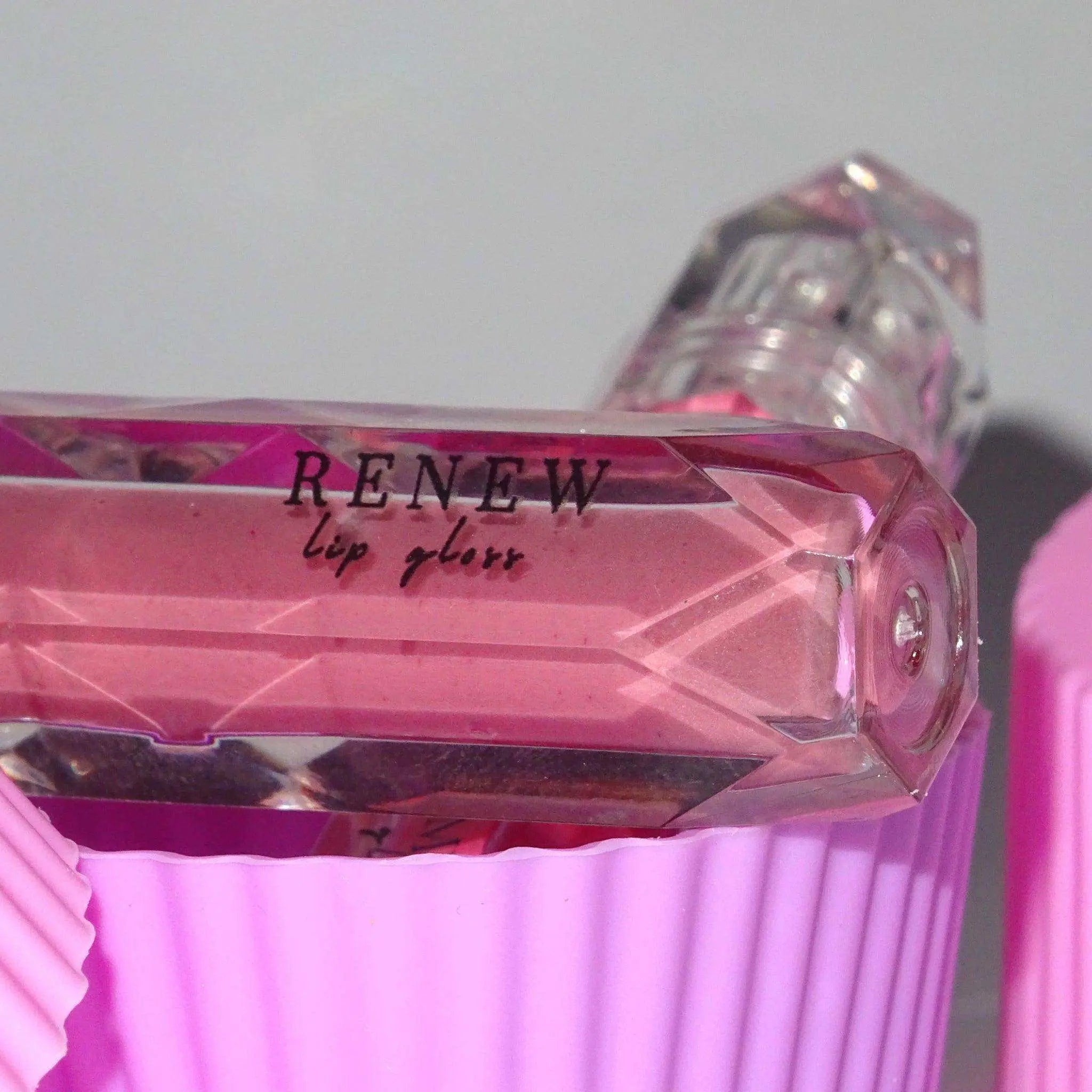 Renew Glossy Lips for Glossy, Hydrated, Radiant Lips Every Day - Glossy Lips - Skinflora  - الشفاه الجافة - سكينفلورا